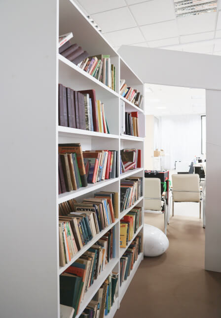 встраиваемая умная полка UHF для библиотек