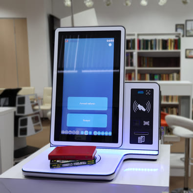 Kомпактный терминал самообслуживания в библиотеке