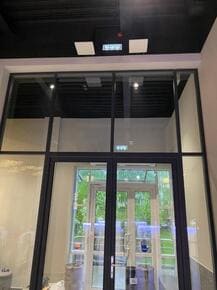 портальный считыватель в стене